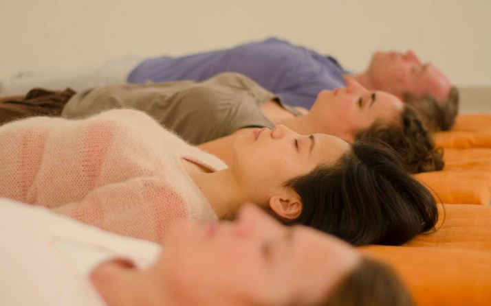 Yoga Nidra durant un cours de méditation.