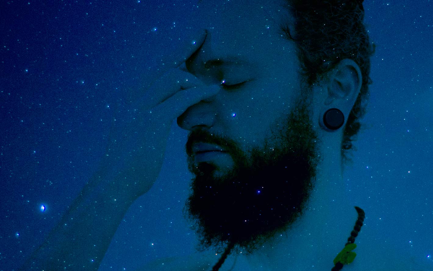 Homme pratiquant nadi shodana pranayama dans l'espace