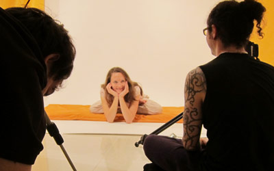 Anna pendant le tournage pour un film de yoga.