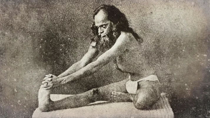 Sir Woodroffe en hatha yoga mudra.