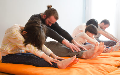 Posture de yoga. Parents et enfants pratiquent ensemble.