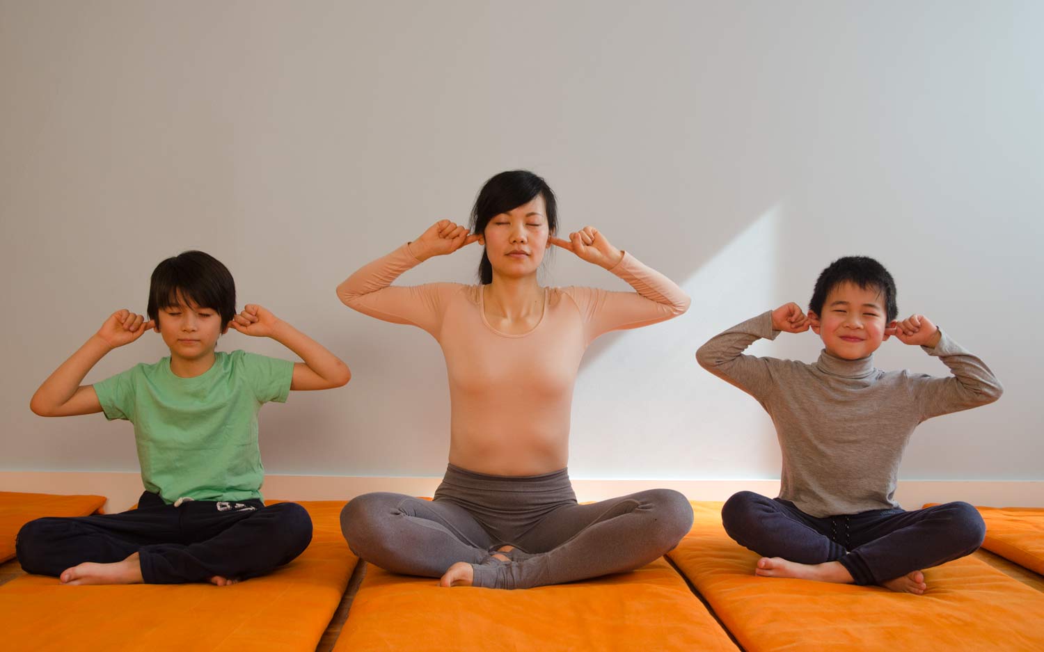 Bhramari pranayama pendant en cours de yoga enfant & parent