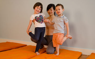 Posture d'équilibre enfant.