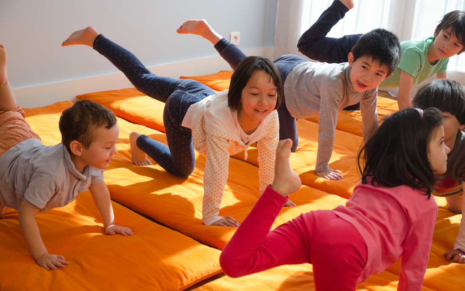 La posture du tigre pendant un cours de yoga pour les enfants.