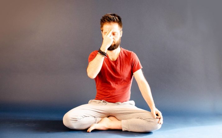 La respiration alternée durant un cours de pranayama.