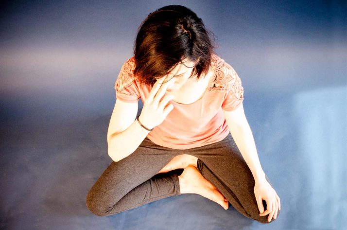 Femme durant nadi shodan pranayama.