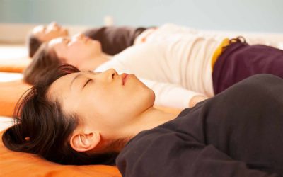 Femmes en yoga nidra