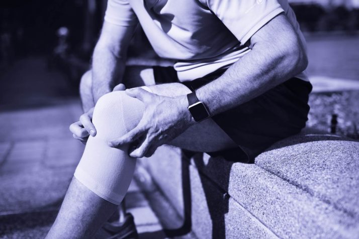 Homme avec inflammation au genou