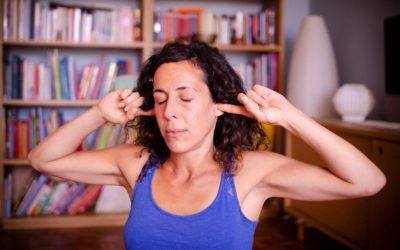 Femme qui pratique le yoga chez elle.