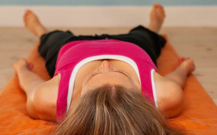 Femme en yoga nidra.