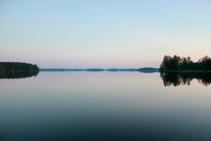 Un lac calm. L'image d'un esprit calm.