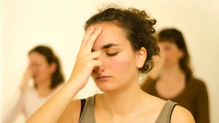 La respiration alternée durant un de nos cours de yoga à Paris.