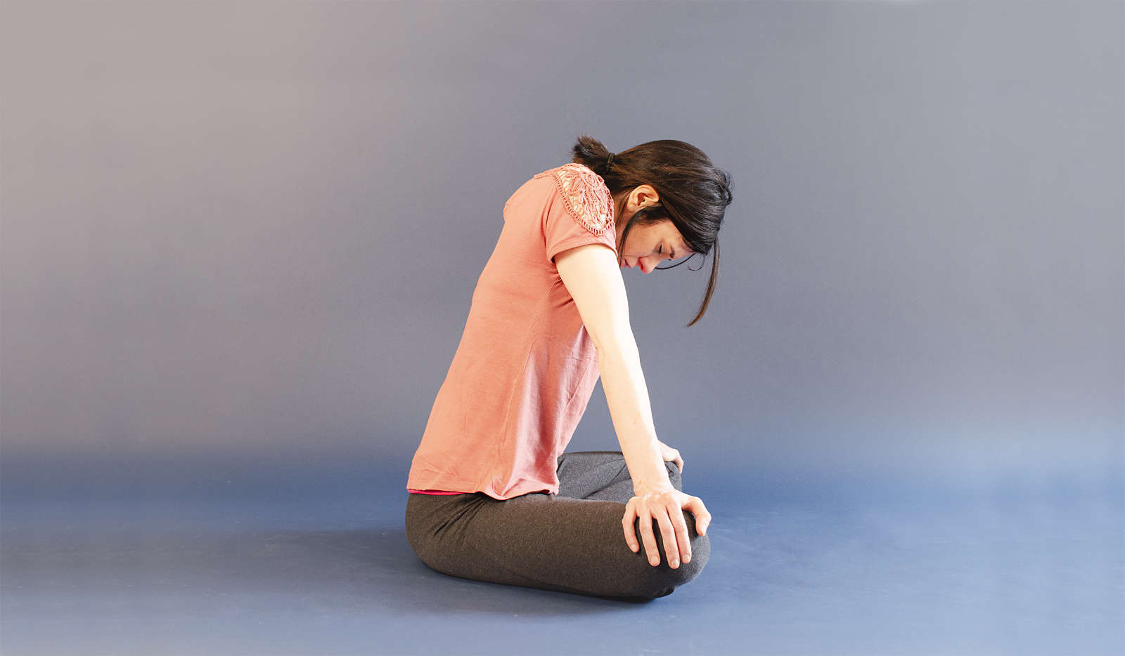 Femme qui retient le souffle à la fin de bhastrika pranayama.