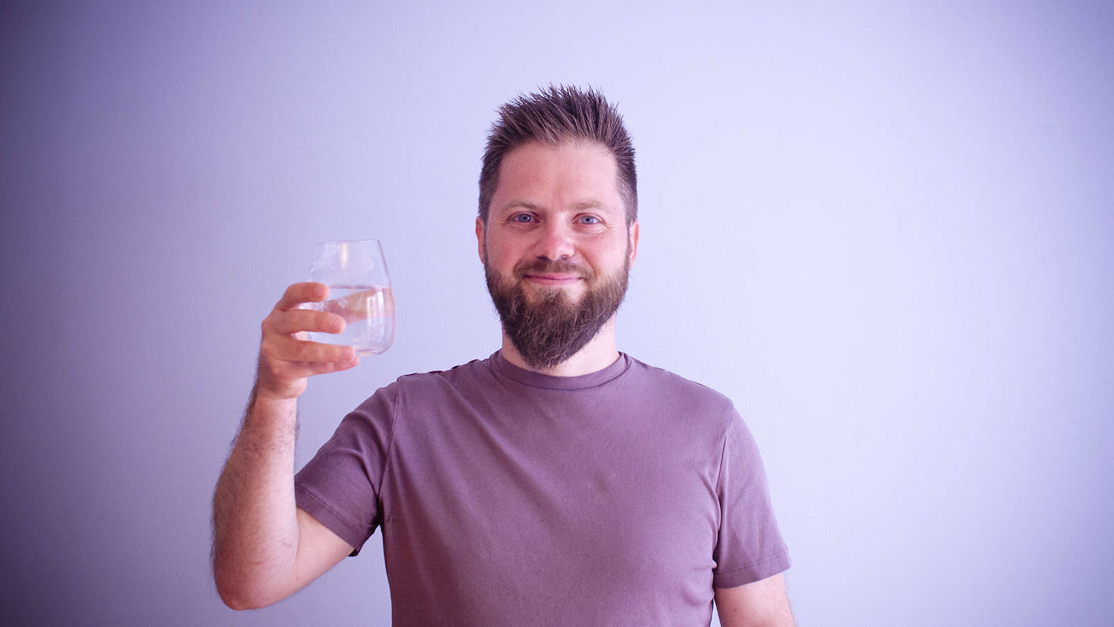 Homme qui fait un lavage de l'intestin à la maison.