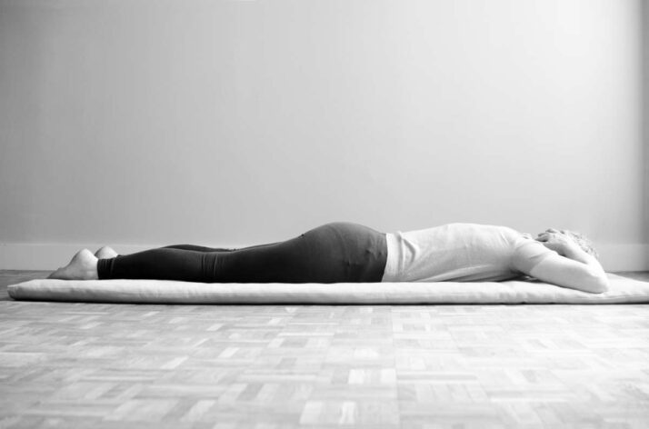 Femme en jystikasana, un alternative à shavasana.