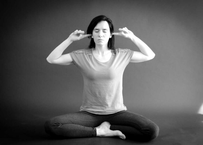 Femme qui fait bhramari pranayama.