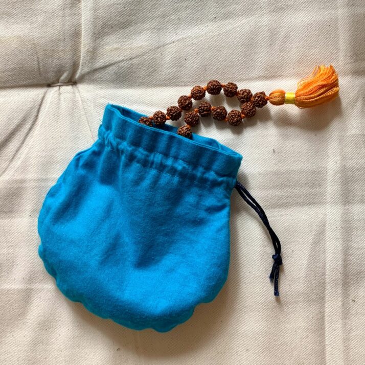 Mala dans un sachet bleu.