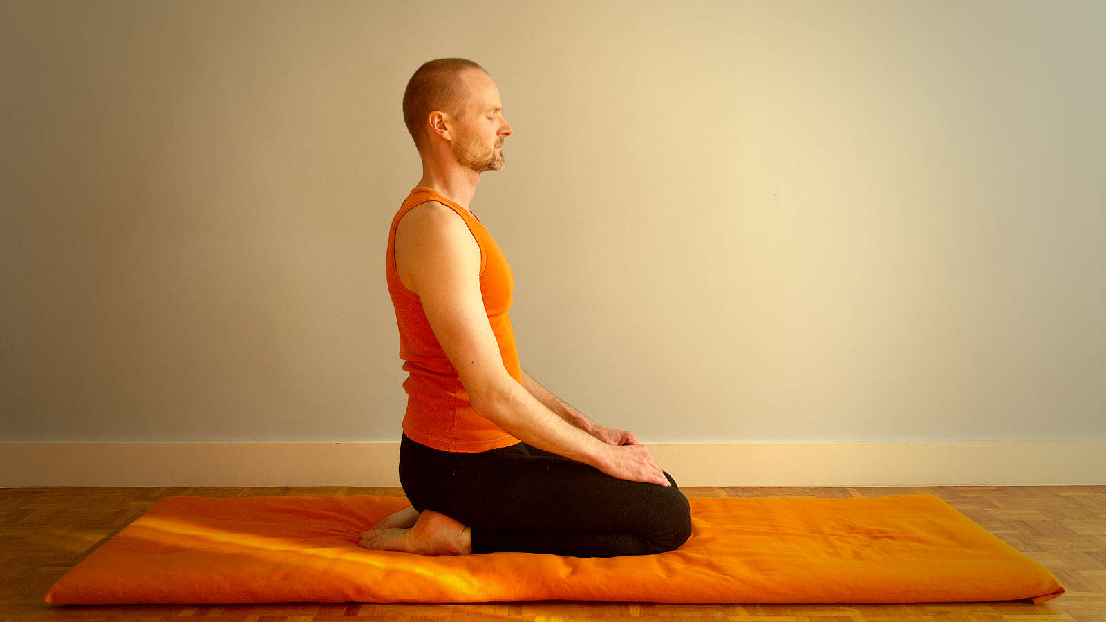 Homme assis dans Vajrasana, la posture du diamant.