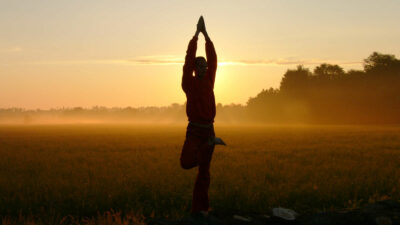 Posture de yoga au lever du soleil.