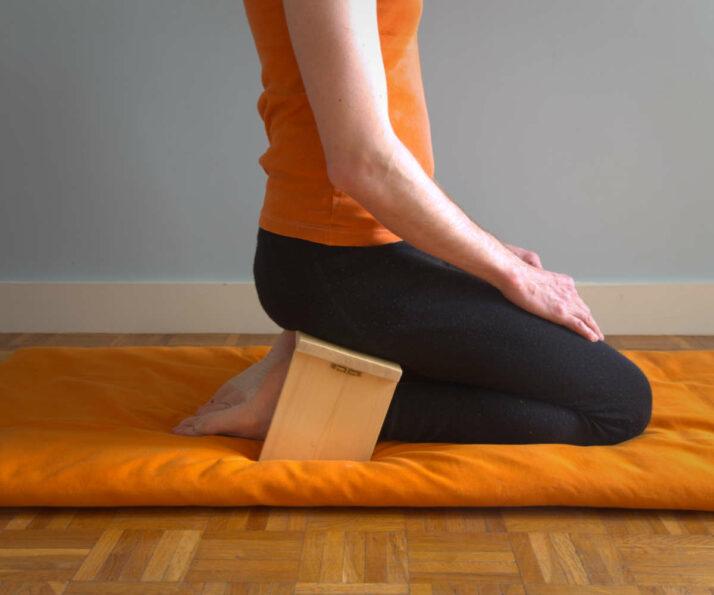 La posture du diamant sur un banc de méditation. 