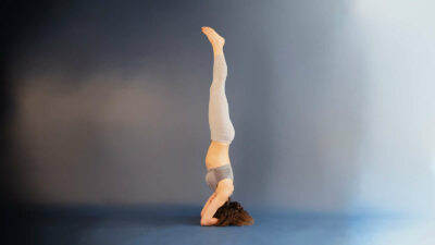 Femme qui vient d'apprendre la posture sur la tête.