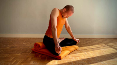 Homme en train de faire bhastrika pranayama.