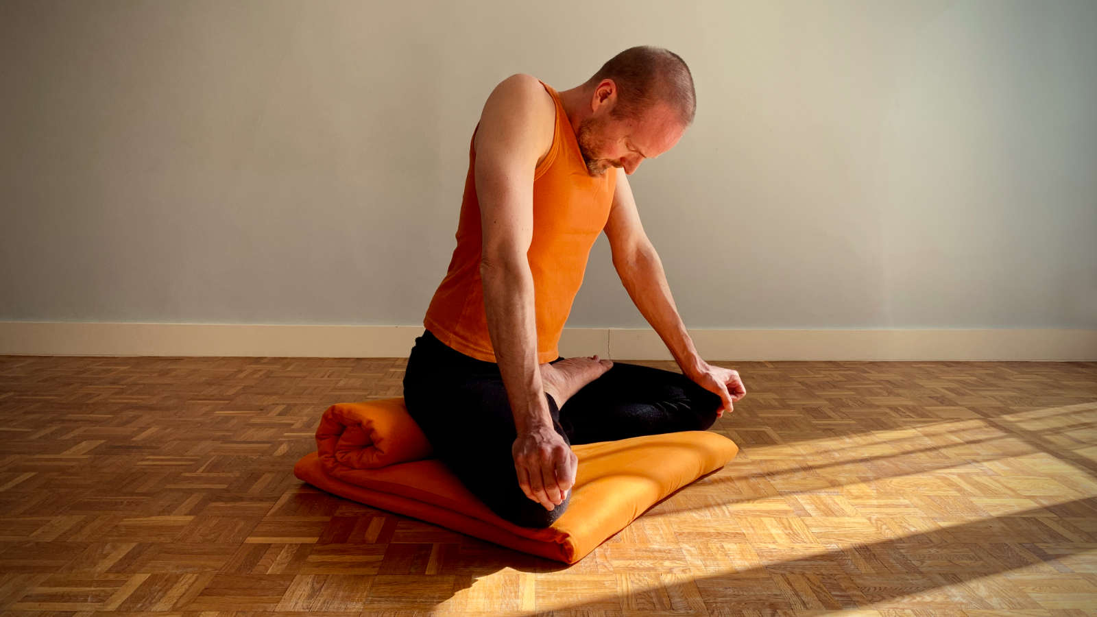 Homme en train de faire bhastrika pranayama.