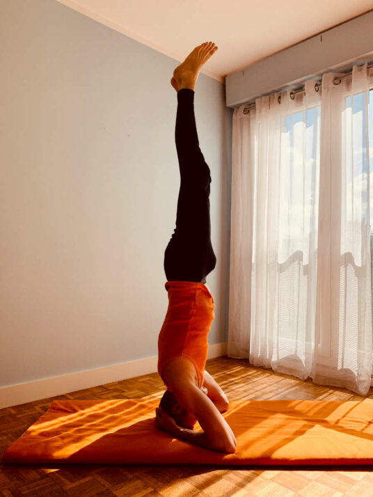 Christian Möllenhoff en sirsasana, debout sur la tête.