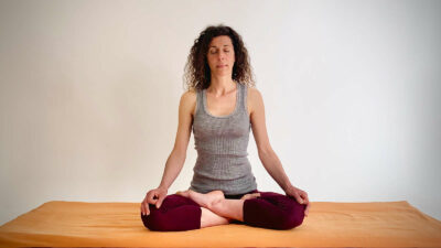 Femme dans la posture du lotus, padmasana.