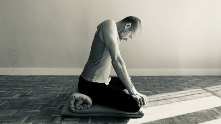 Christian Möllenhoff fait jalandhara bandha après bhastrika pranayama.