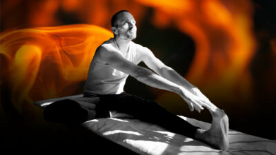 Homme qui pratique kriya yoga