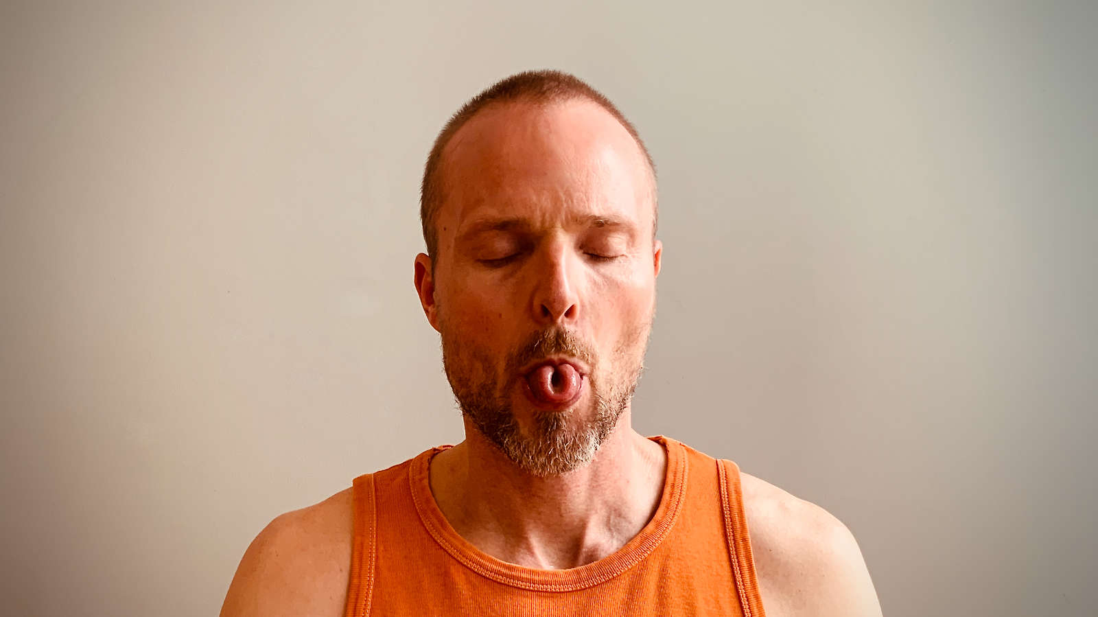 Homme avec langue roulé pour Sheetali pranayama