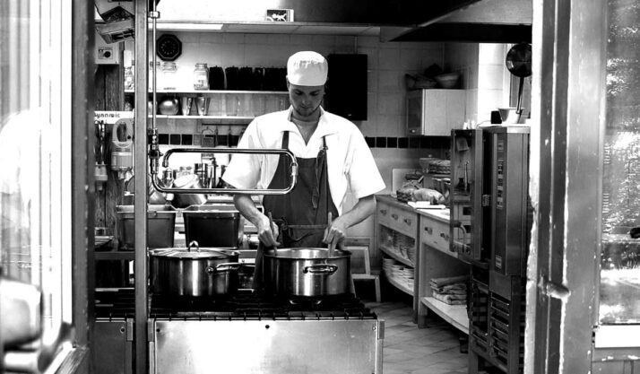 Christian Möllenhoff dans la cuisine de l'ashram à Haa.