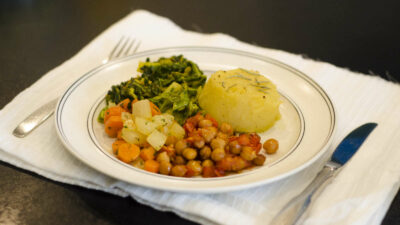 Une assiette avec une belle présentation d'une alimentation adapté au yoga.