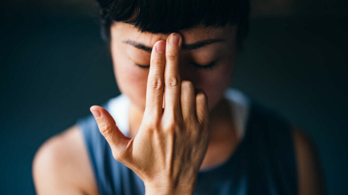 Femme en train de pratiquer le pranayama.