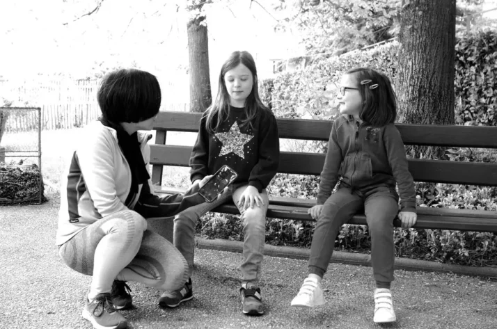 Fillettes pratique l’immobilité dans un parc.