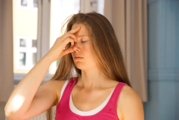 Femme en train de pratiquer le pranayama.