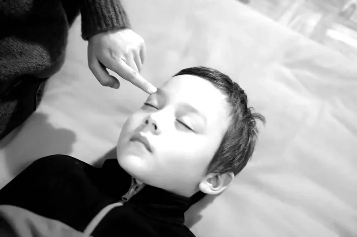 Une mère touche son fils pendant la rotation de la conscience.