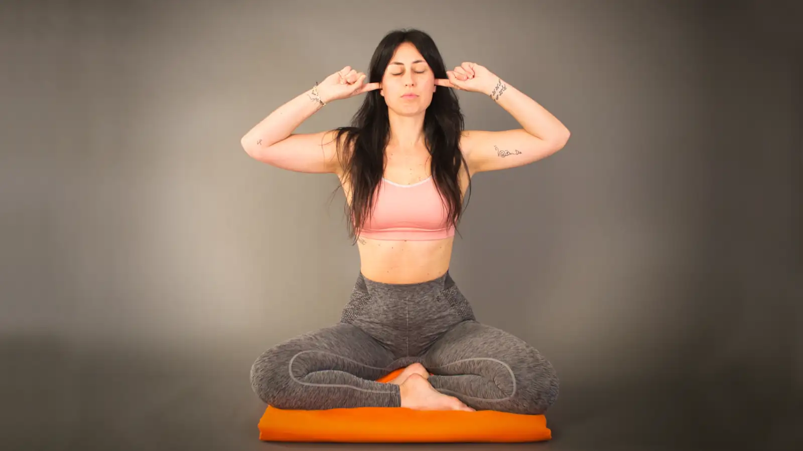Bhramari Pranayama — Une respiration apaisante et puissante, idéale pour les femmes. Calme le mental, réduit le stress et favorise l’équilibre émotionnel.