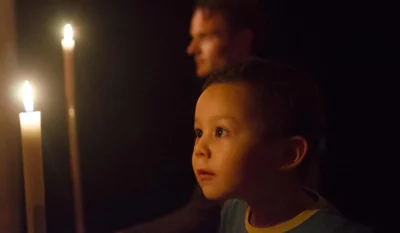 Père et fils pratique tratak ensemble.