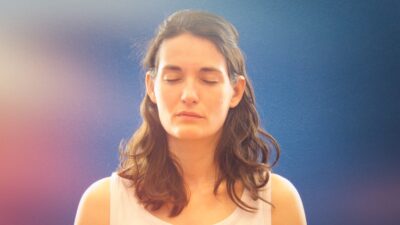 Jeune femme en train de pratiquer le pranayama.