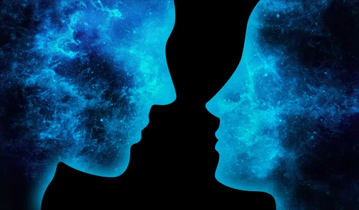 Silhouettes énergétiques bleues se faisant face, symbolisant la connexion profonde et l'intimité consciente cultivées par le yoga et la méditation.