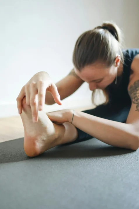 Flexion vers l'avant. Posture qui peut, entre autres, relâcher des muscles significatifs pour la vie sexuelle.