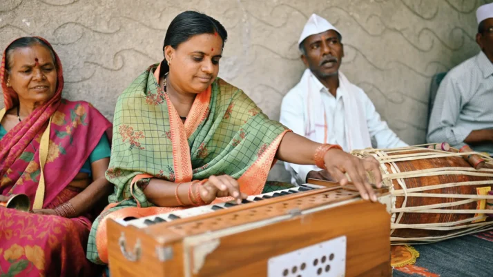 Femme indienne jouant l’harmonium.