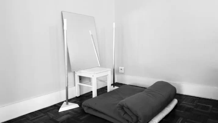 Installation pour une séance de méditation face au miroir.