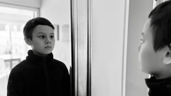 Pratique de méditation sur son image dans le miroir, dans une pièce bien éclairée.