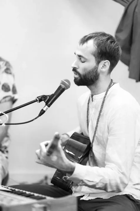 Guitare jouée lors d’un soirée de chant de mantra communautaire à Nantes