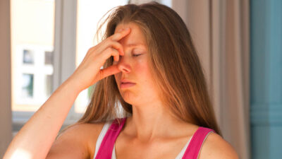 Femme qui pratique le pranayama.