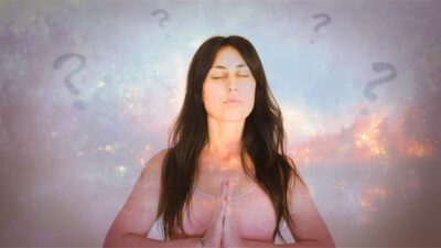 Femme se demandant si elle doit devenir enseignante de yoga.