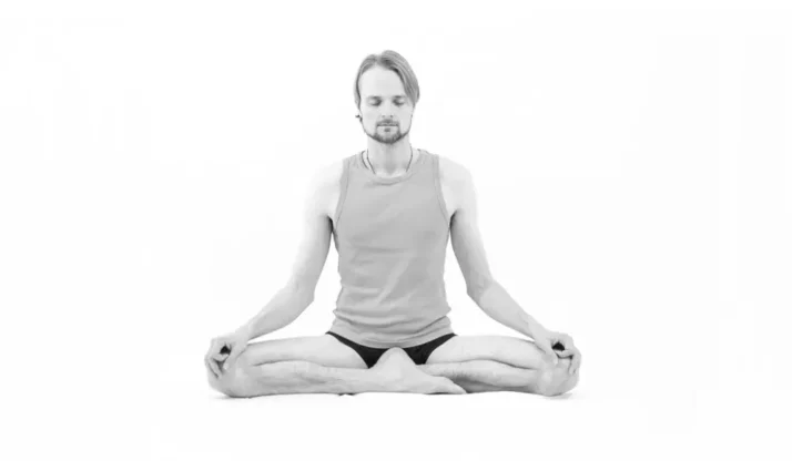 Assis en sukhasana